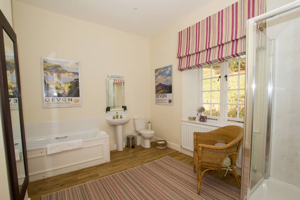 Ensuite bathroom with large double room