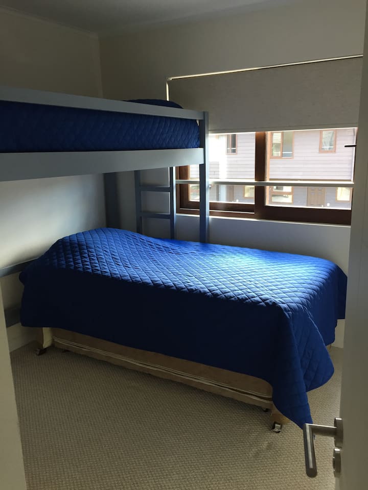 שתיים וחצי מיטות ומיטה נפתחת