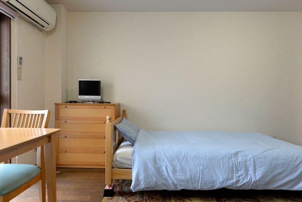 Air conditioner,TV,a chest of drawers