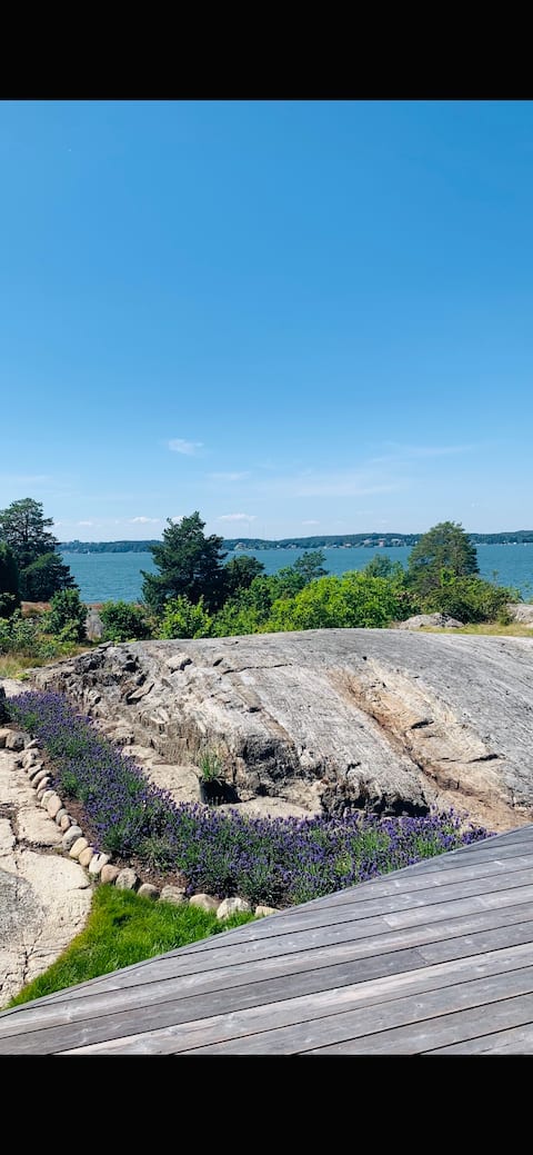 Lovely archipelago villa with sea view and a cliff bath!