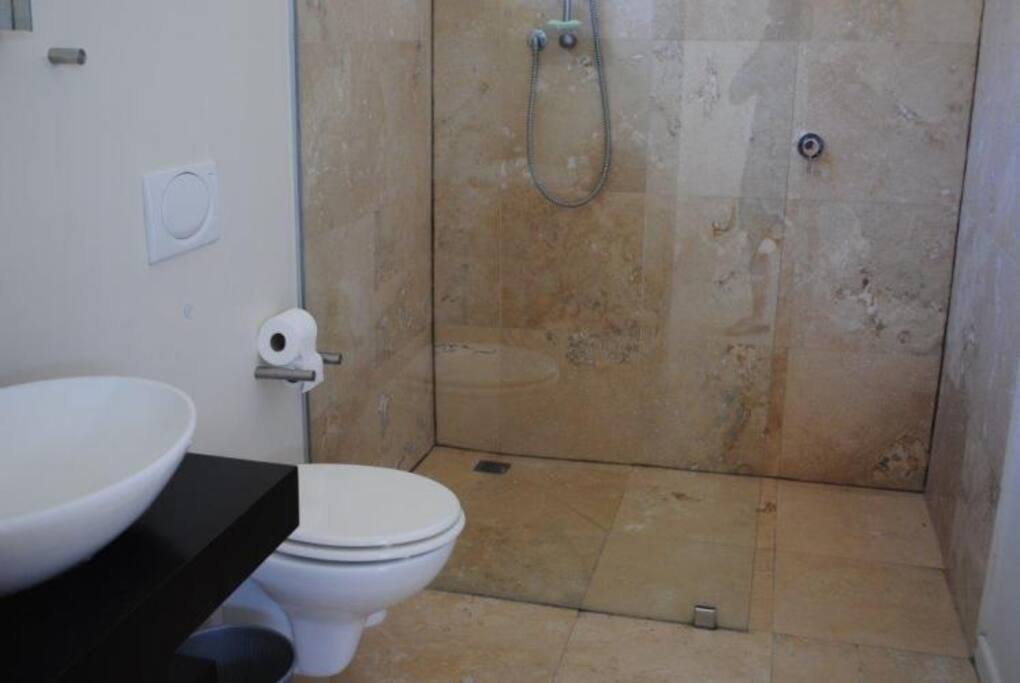 Bathroom en suite Main Bedroom