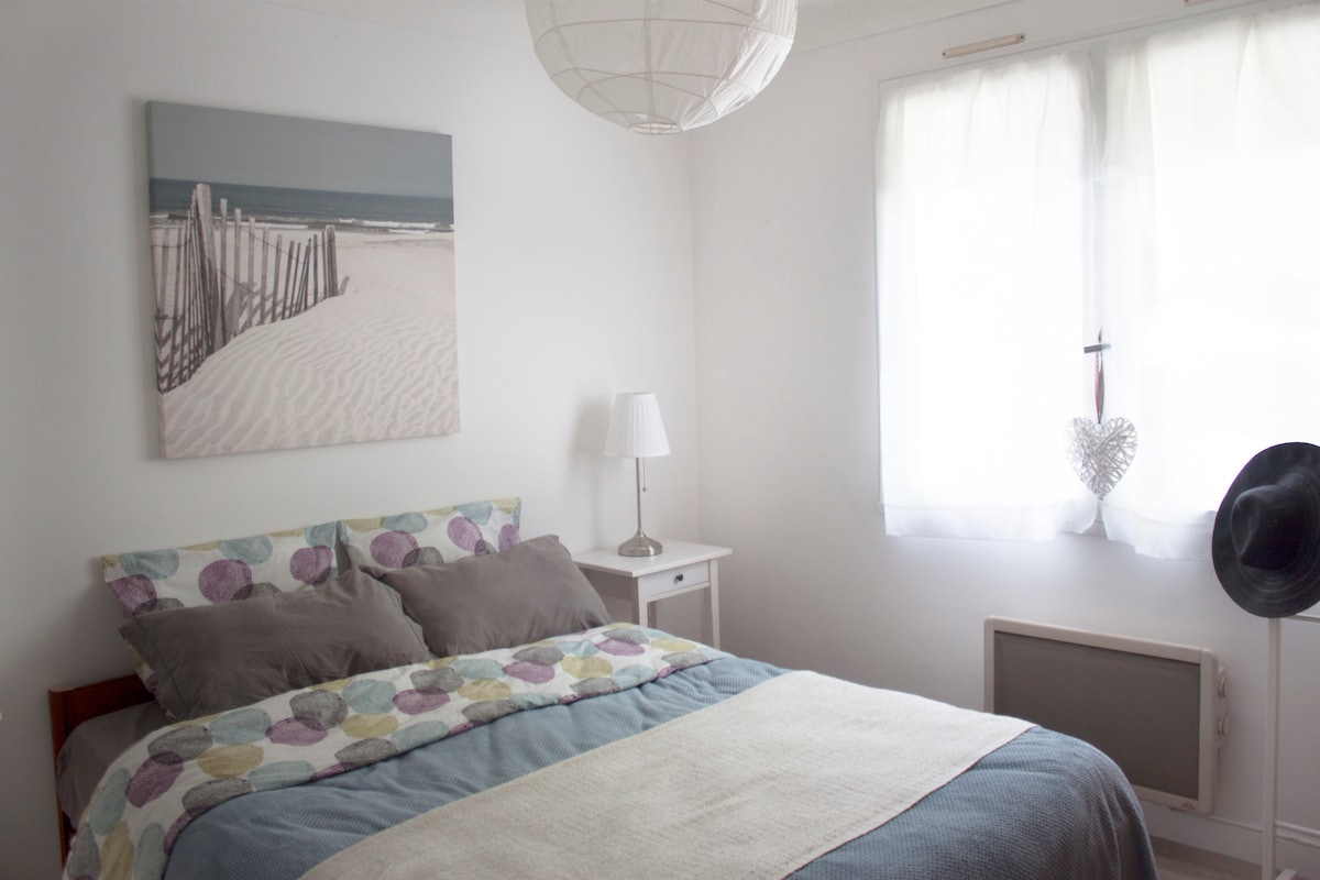 Chumba cha 2 cha kulala: Kitanda cha watu wawili na kabati la nguo lenye kabati la nguo