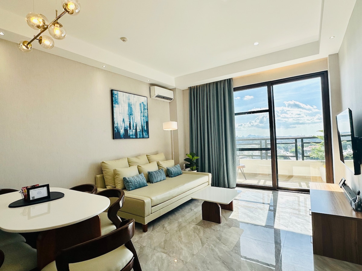 La elegancia se encuentra con la comodidad en nuestra versátil sala de estar y comedor.