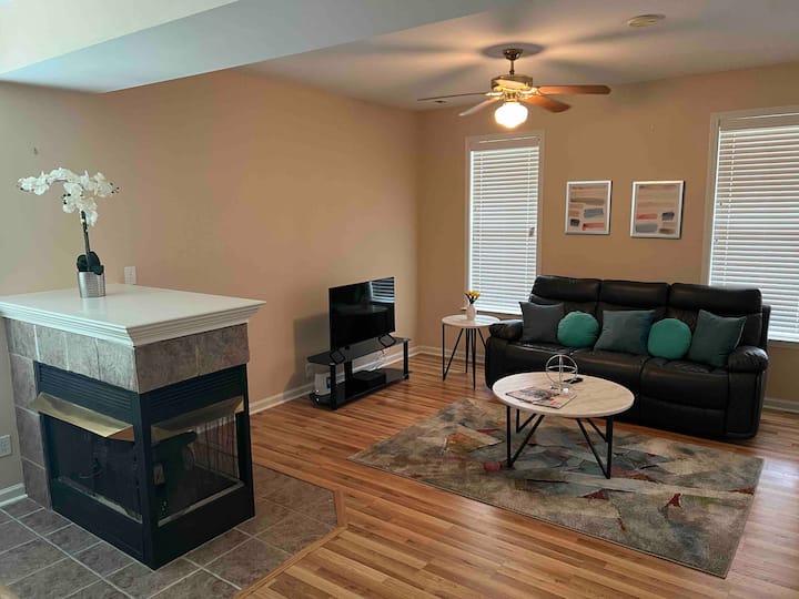 Downtown Retreat~With Worry Free Parking!