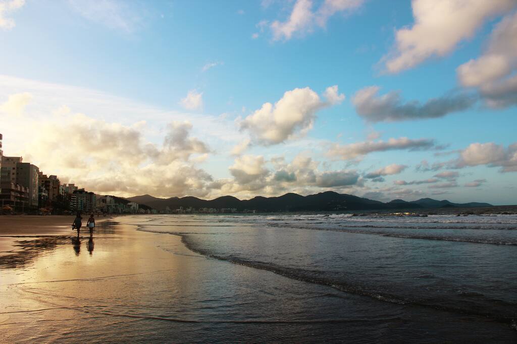 Excelente oportunidade para uma caminhada ao Pôr do Sol na Meia Praia