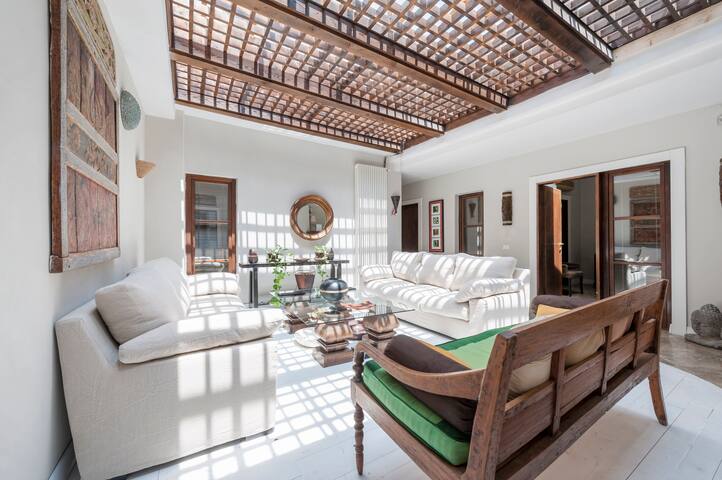 Coliseum Luxury Home Garden gallery image 4