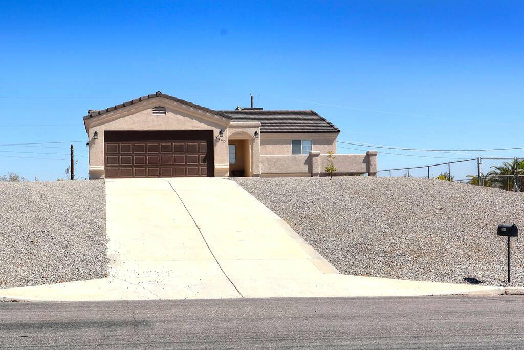 Spacious 3 bedroom 3 bath with courtyard