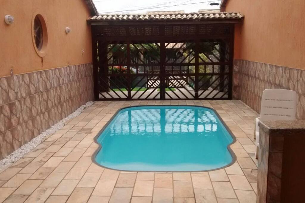 Piscina e área da churrasqueira.