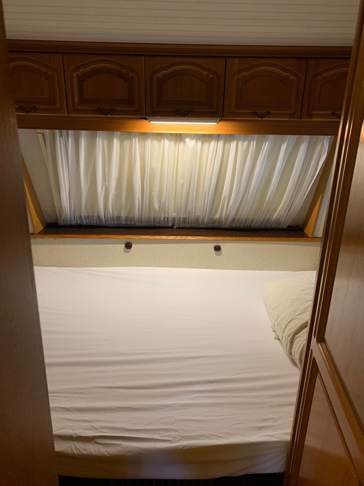 2人床，距离大篷车后面右侧1.40米，该空间可通过滑动门关闭