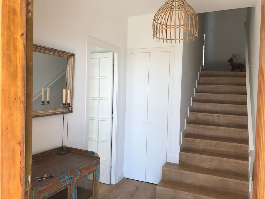 Esta es la entrada de la casa. En el armario de la entrada encontraras sombrilla.