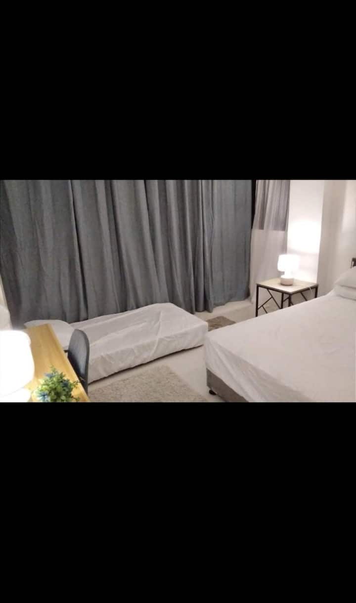 ห้องนอน 2 - พร้อมห้องน้ำในตัว - รองรับผู้ใหญ่ 4 คน (เตียงคู่ 1 หลัง + ดึงออกได้ 1 คน) 