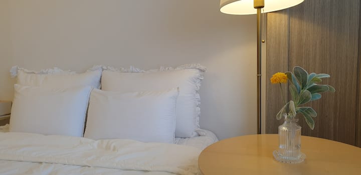 예쁜조명과티테이블