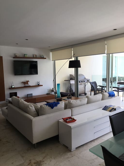 Comfortable and modern living room with Flat screen TV with Cable service