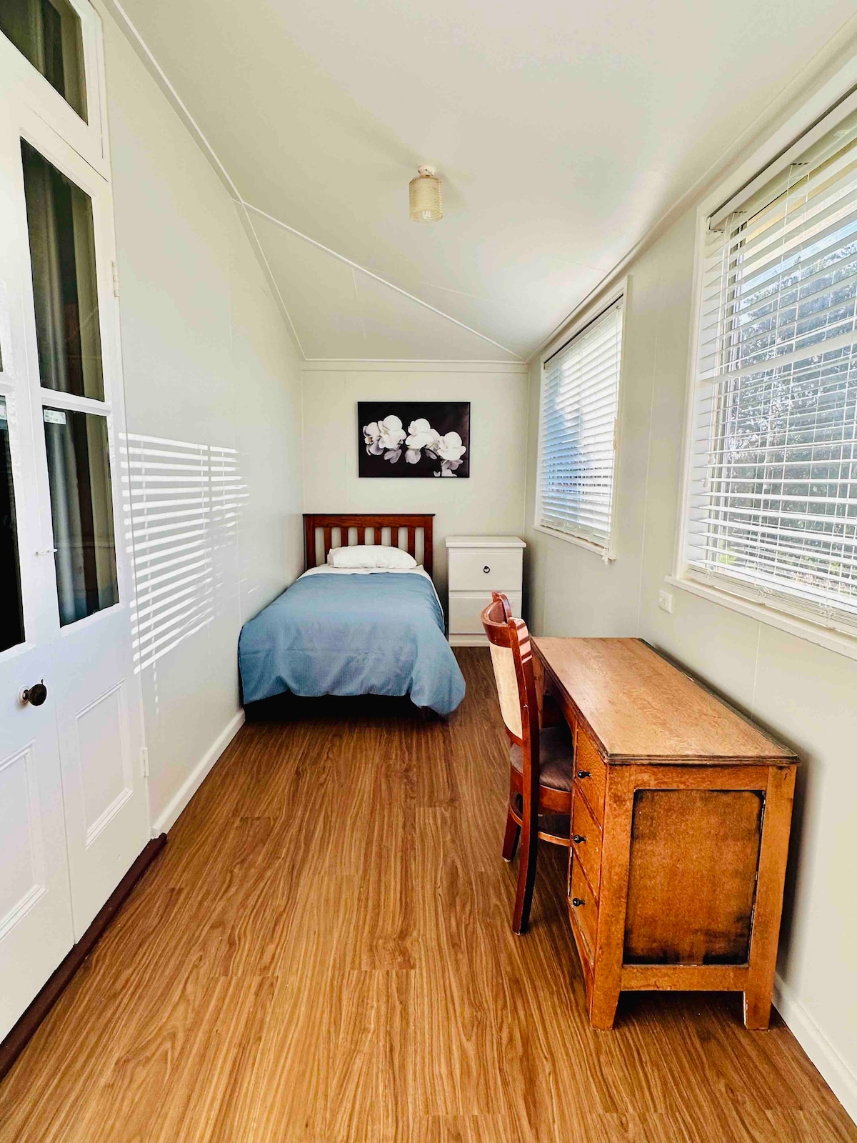 带书桌和单人床的睡眠区 