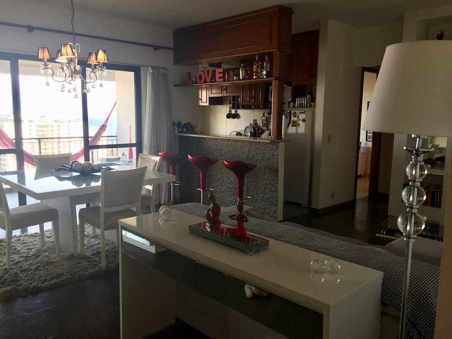 Sala de TV, jantar e cozinha americana.
