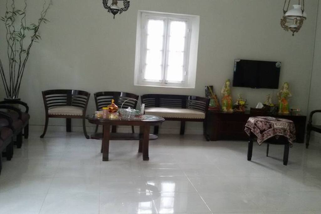 Ruang keluarga yang luas, dilengkapi AC, flat TV dengan pilihan beragam Channel lokal & internasional (TV Cable). Sembari bersantai dapat berselancar di dunia maya dengan bantuan Free Wifi dengan koneksi cepat.