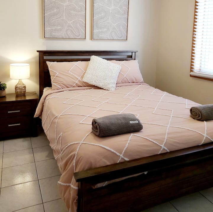 غرفة النوم رقم2 - سرير بحجم وسط