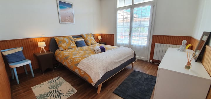 Chambre Zen (côté rue) avec son lit Queen size (160x200cm) draps et serviettes fournis et commode de rangement