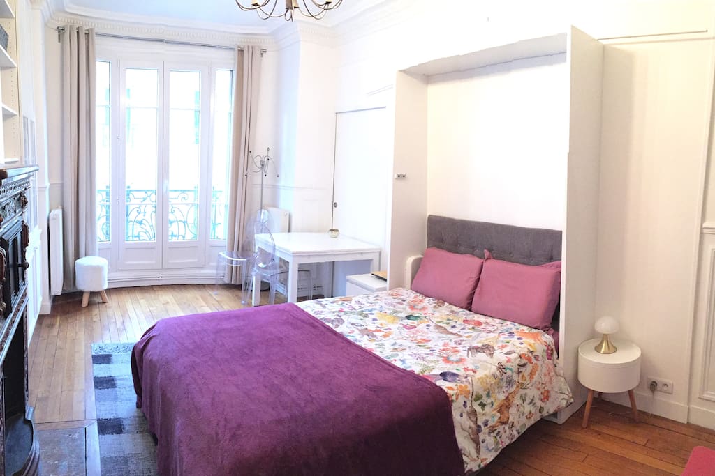 Chambre avec armoire-lit
