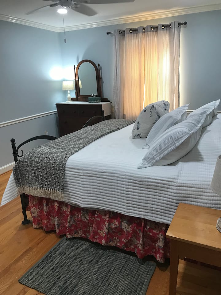 El dormitorio principal cuenta con una cama tamaño king y dos cómodas para guardar tu ropa.