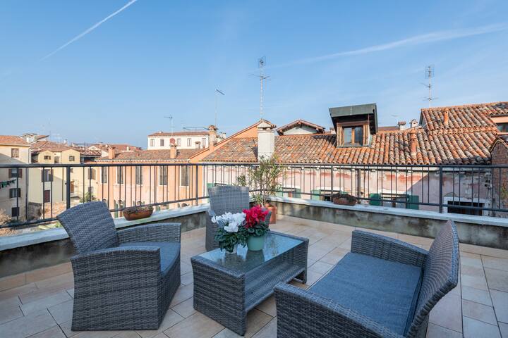 6/ Ca’ Cecilia, with terrace, near the Ghetto