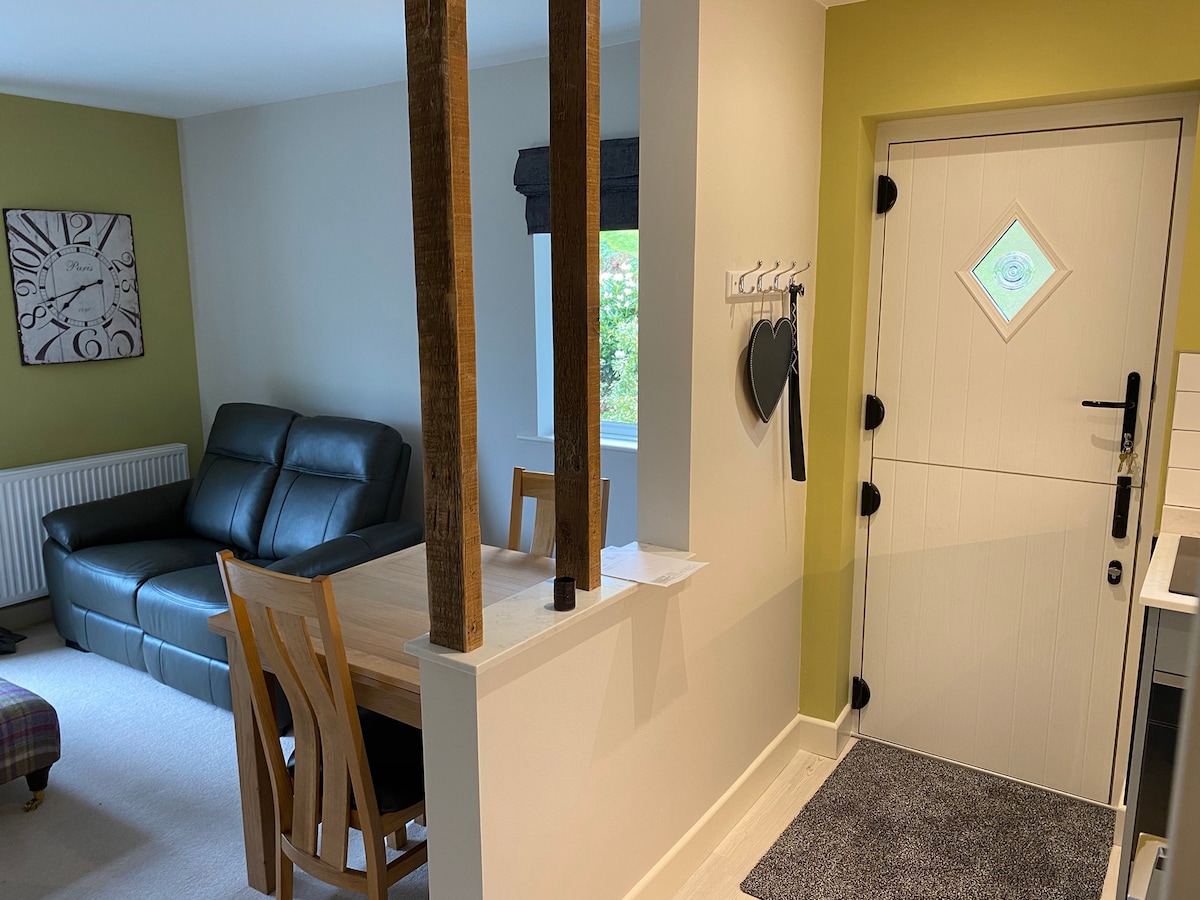 Top Airbnb: Bowness Ridings luxury and location! EV charger. in Cumbria