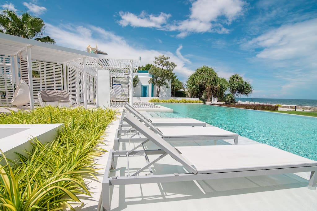 Pool loungers with seaview