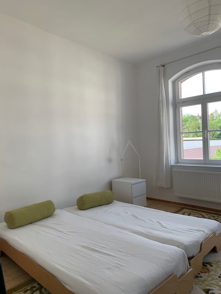 Habitación 4 " con sol de la tarde":  2 camas Rolf Heide (90 cm x 2 m x unos 20 cm de altura), también se pueden colocar como una cama individual, luego unos 40 cm de altura