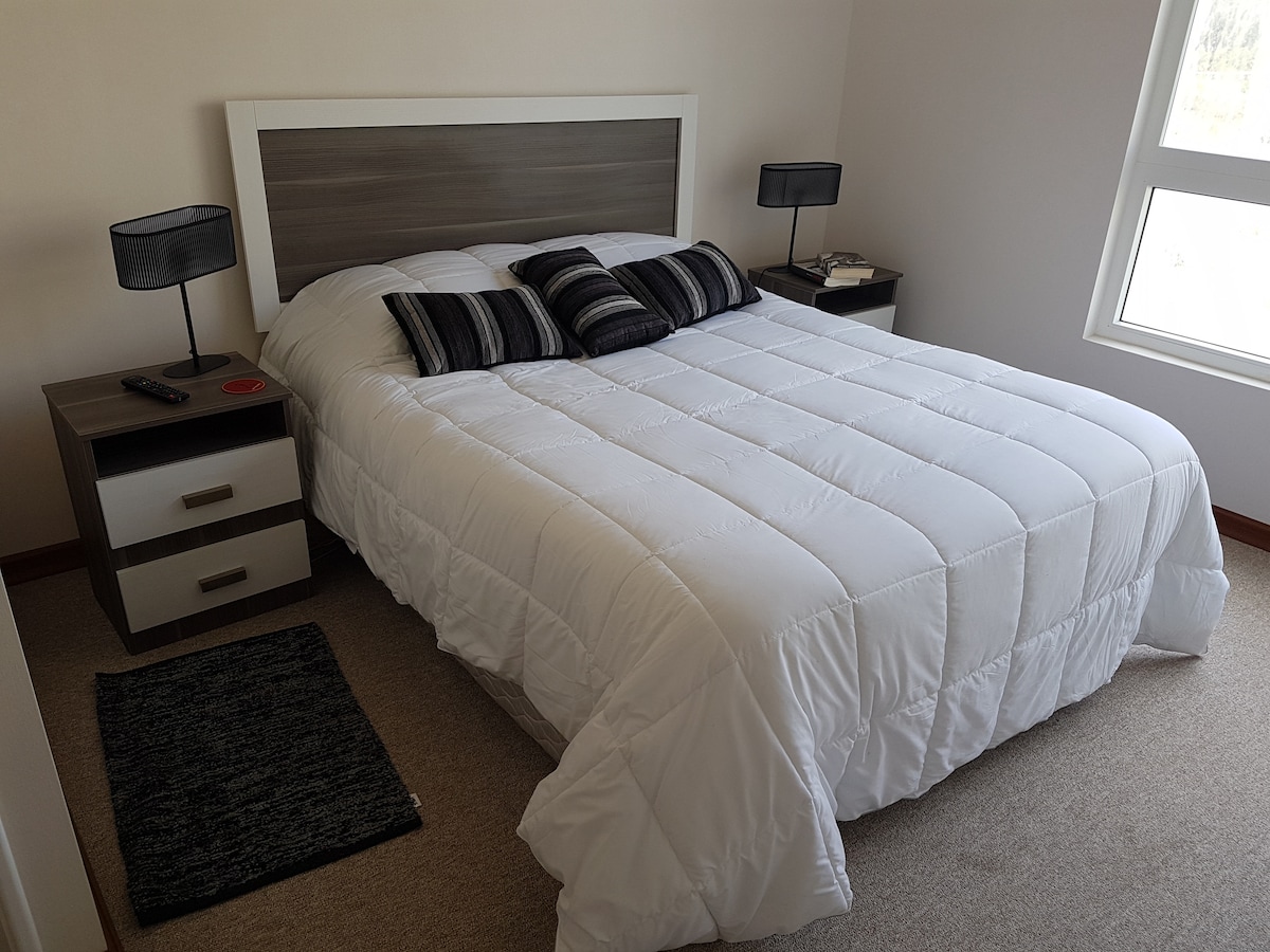 חדר שינה ראשי עם חדר רחצה ומיטה זוגית