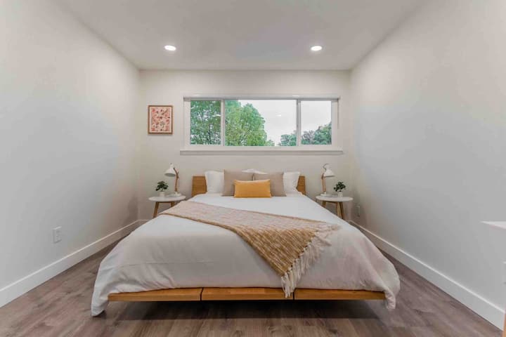 Dhoma #3 - Krevat Floyd me madhësi Queen, kornizë druri natyrale me cilësi të lartë dhe dyshek me shkumë kujtese luksoze