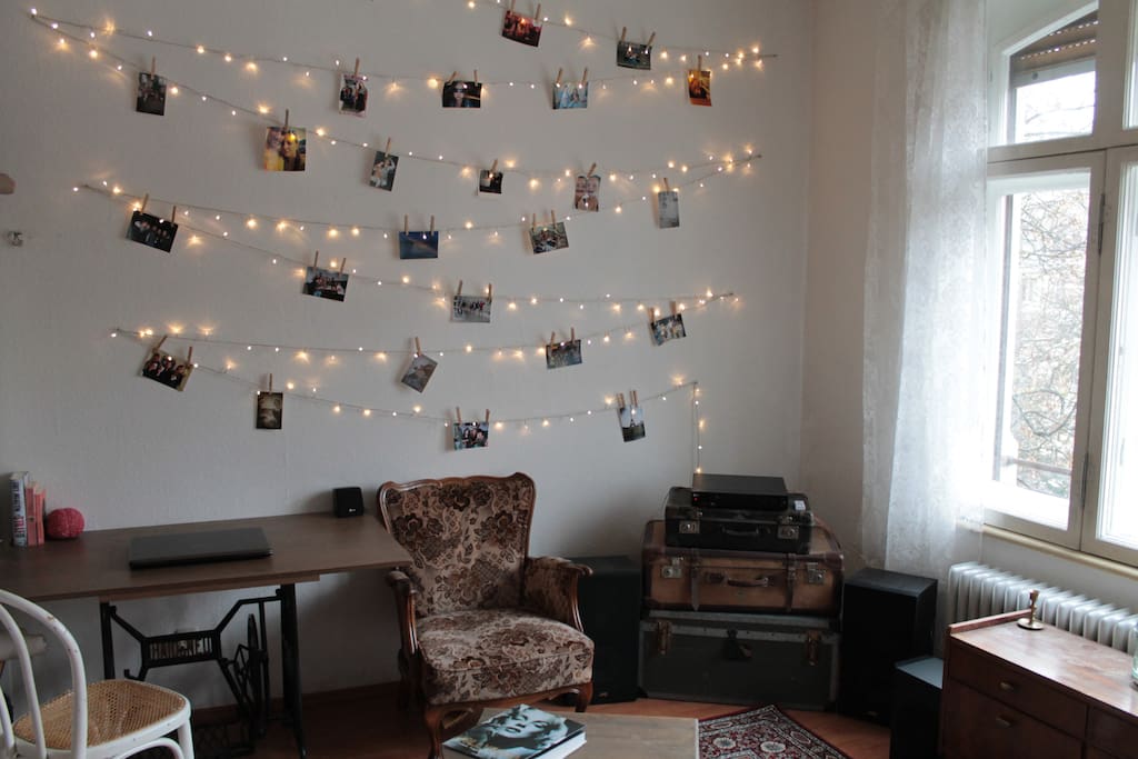 Das Wohnzimmer ist sehr hell.
