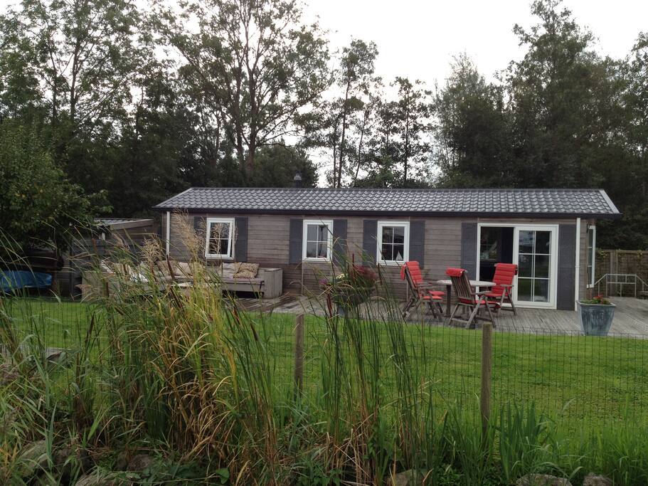 Bungalow aan het water in Grou