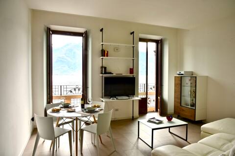 Italian Vacation Homes - Stylish Lakefront House