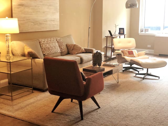 Gorgeous 3 bed 2.5 bath in exclusive neighhood.