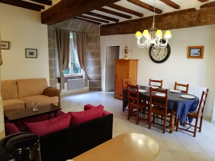 Beau Manoir Au Centre Des Activités Touristiques - Dol-de-Bretagne