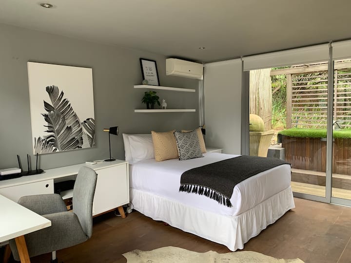 חדר שינה 4 הוא חדר השינה החיצוני (כניסה נפרדת מהבית) טלוויזיה משלו. מיטת קווין סייז.