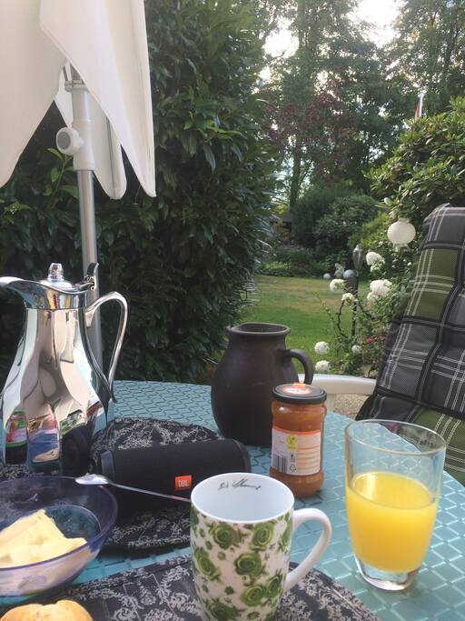 Bei Sonnenschein, Frühstück auf der Terrasse