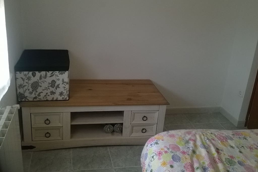 Pequeño mueble rústico en la habitación