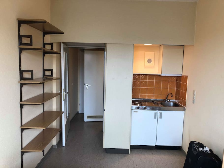 The Kitchen with the stove and fridge and kettle and there is also a small oven where you can cook what you need