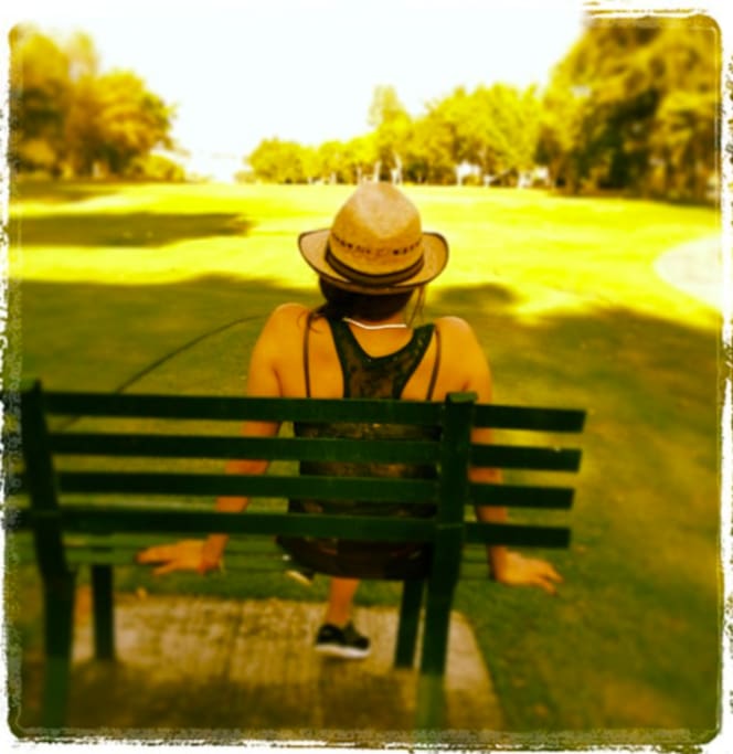 Banca en el campo de golf, en frente de la casa.