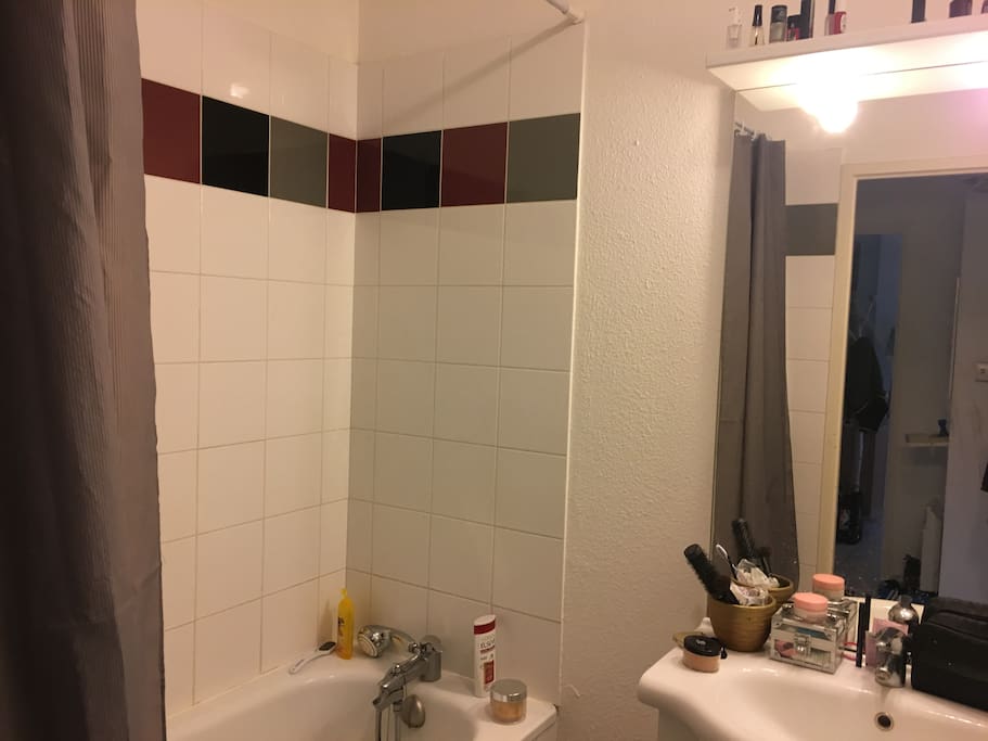 Salle de bain avec baignoire