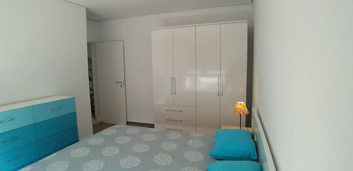 Главна спална соба, супер брачен кревет (широк 200 см x 180 см)