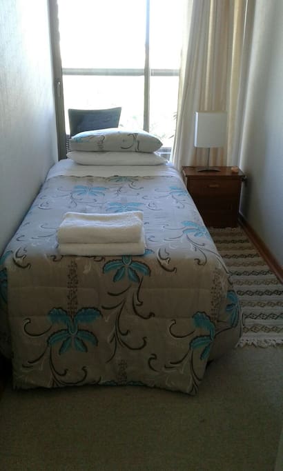 Una habitación con una cama single