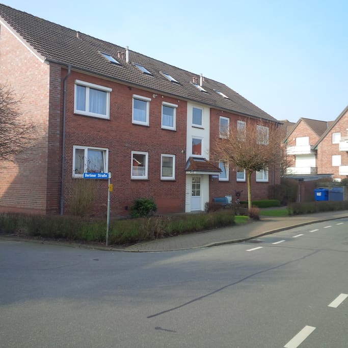In diesem MFH befindet sich die Ferienwohnung, Ansicht von der Straße