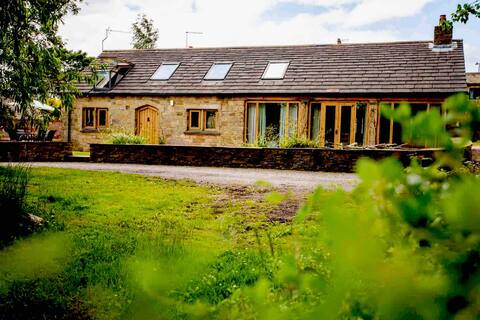 Luxury barn Yorkshire hot tub, karaoke, Peak Dist