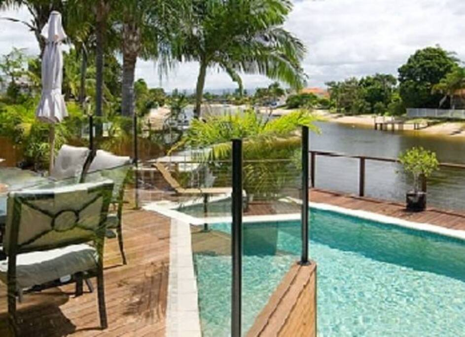 Canal Living at its best with private pontoon