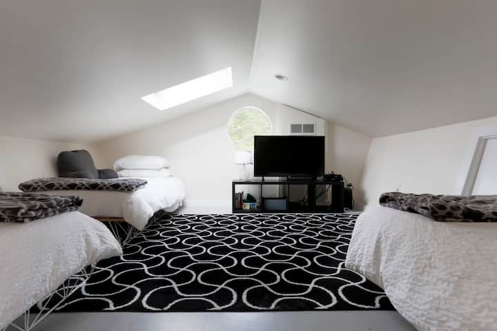 Loft with 3 twin beds, smart television and gaming console