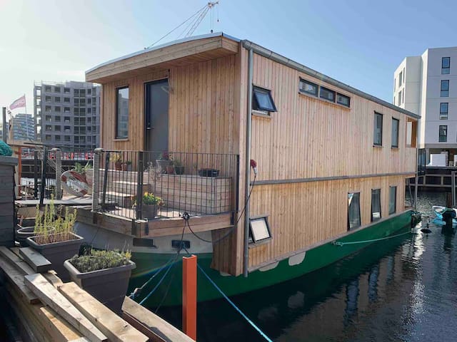 Fantastisk husbåd midt i København.