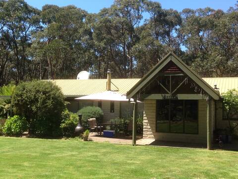 t Boshuus - mud brick home amongst the trees