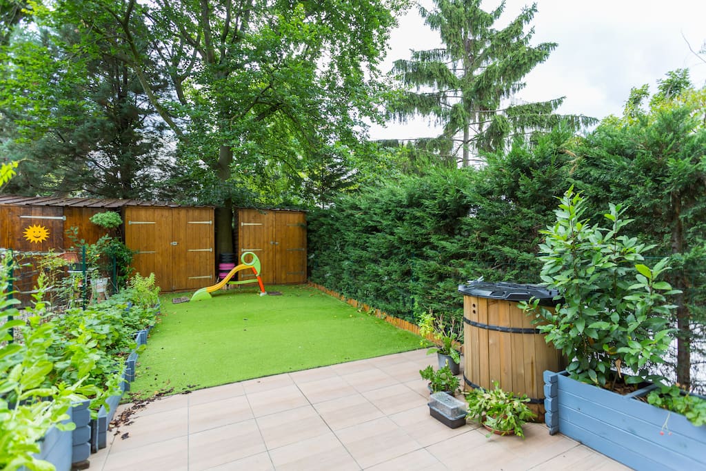 Jardin avec terrasse et potager
